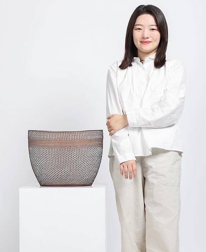 2022 로에베재단 공예상 우승자 정다혜와 말총공예 작품 [사진 제공 = 로에베재단]