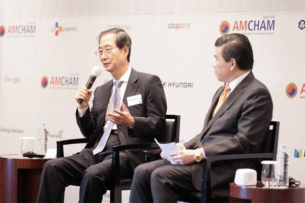 한덕수 국무총리(왼쪽)가 1일 그랜드 하얏트 서울 호텔에서 열린 주한미국상공회의소(암참)와의 특별간담회에서 제임스 김 암참 회장이 지켜보는 가운데 발언하고 있다. [이충우 기자]