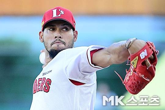 SSG 랜더스 폰트의 10경기 연속 QS+ 대기록이 무산됐다. 하지만 10개의 탈삼진을 솎아내며 에이스가 6회까지 마운드를 지킨 덕분에, SSG는 9회 말 끝내기 승리를 거둘 수 있었다. 사진(인천)=김영구 기자