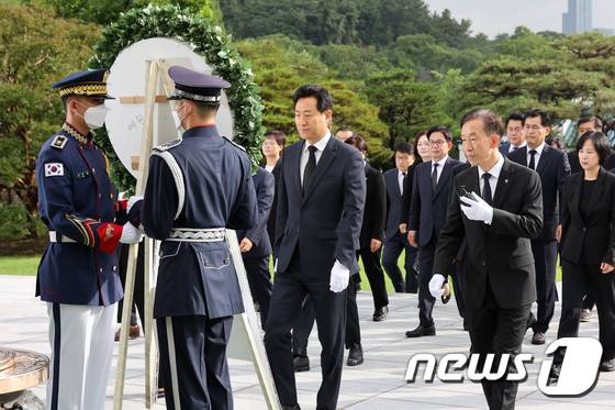 오세훈 서울시장과 25명의 구청장들이 1일 오전 서울 동작구 국립서울현충원을 방문해 참배하고 있다./사진=뉴스1