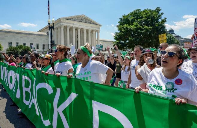 Abortion rights activists, including actor Busy Phillips, march past United States Supreme Court to protest the court's ruling to overturn the landmark Roe v Wade abortion decision, in Washington, U.S., June 30, 2022. REUTERS/Evelyn Hockstein/사진=로이터=뉴스1