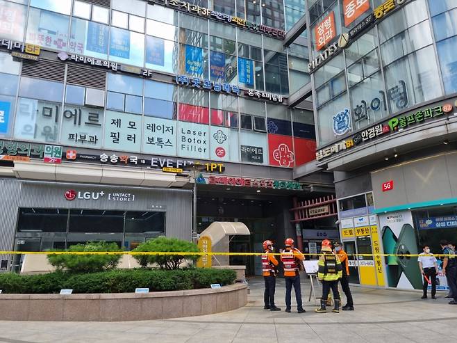 건물 흔들림이 발생한 종로 르메이에르 빌딩 앞에 현장 대응팀이 안전관리를 위한 차단선을 설치하고 관리하고 있다. /사진=조성준 기자