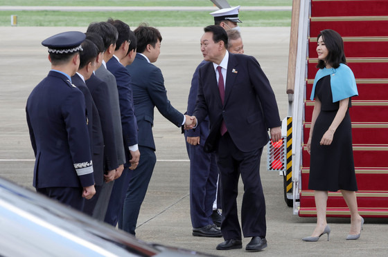 윤석열 대통령이 3박5일 동안 스페인 마드리드에서 열린 나토(NATO·북대서양조약기구) 정상회의 첫 순방을 마치고 김건희 여사와 1일 경기 성남 서울공항에 도착해 마중나온 이준석 국민의힘 대표와 악수하고 있다. (대통령실사진기자단) /사진=뉴스1