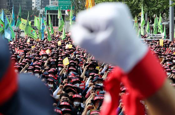 (서울=뉴스1) 이동해 기자 = 레미콘운송노동조합원들이 1일 오전 서울 세종대로 광화문사거리 일대에서 열린 생존권사수결의대회에서 레미콘 제조업체를 상대로 운송비 인상 등을 요구하며 구호를 외치고 있다. 2022.7.1/뉴스1