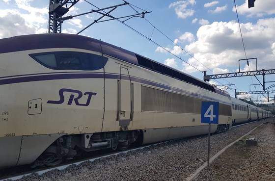 (대전=뉴스1) 김기태 기자 = 1일 대전 조차장역 인근에서 부산에서 출발한 수서행 SRT 열차가 탈선해 7명이 다치는 사고가 발생했다. 사진은 사고 현장 모습.(대전소방본부 제공)  2022.7.1/뉴스1