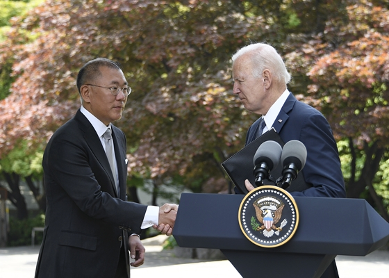 조 바이든 미국 대통령과 정의선 현대차 회장이 지난 5월22일 그랜드 하얏트 서울 호텔에서 환담에 앞서 악수를 나누고 있다. /사진=현대차