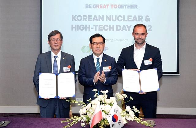 정재훈 한수원 사장(왼쪽)이 30일(현지시간) 폴란드 바르샤바 쉐라톤호텔에서 폴란드 기업인 BAKS와 업무협약을 체결한 뒤 기념촬영을 하고 있다. /사진제공=한국수력원자력