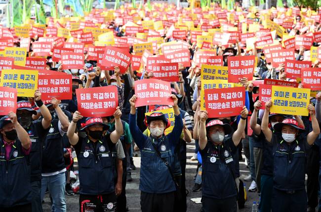 레미콘운송노동조합원들이 1일 오전 서울 종로구 세종대로 일대에서 열린 생존권 사수결의대회에서 운송비 인상 등을 요구하며 구호를 외치고 있다. 윤성호 기자