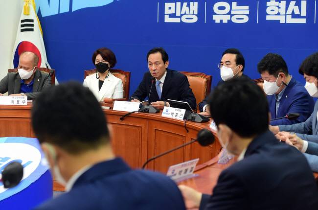 우상호(왼쪽 세 번째) 더불어민주당 비상대책위원장이 1일 오전 국회에서 열린 확대간부회의에서 모두 발언을 하고 있다.  국회사진기자단