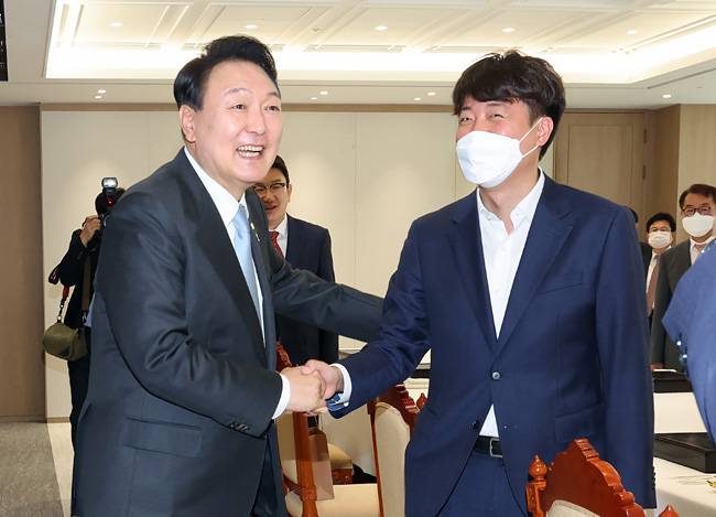 윤석열 대통령이 지난달 10일 용산 대통령실 대접견실에서 열린 국민의힘 지도부 초청 오찬 간담회에서 이준석 대표와 악수하고 있다. 연합뉴스