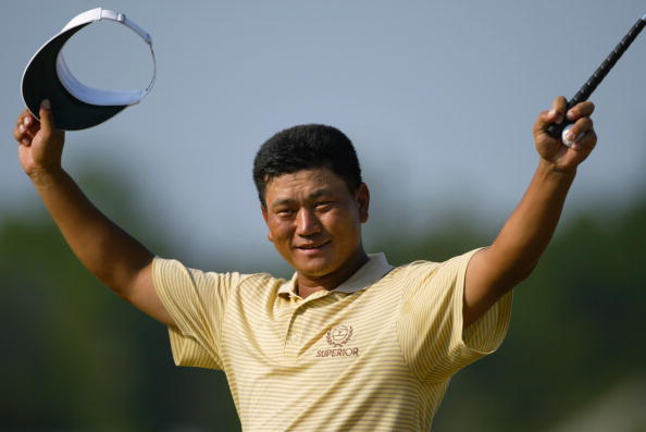 최경주가 2002년 컴팩 클래식서 한국인 최초로 PGA 투어 우승을 차지한 후 기뻐하는 모습. [게티이미지]
