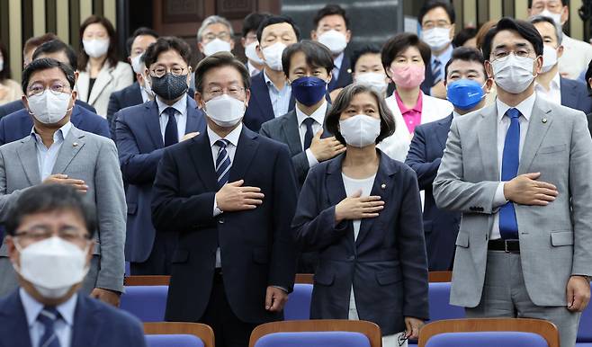 더불어민주당 이재명 의원과 당대표 출마를 선언한 박용진 의원 등이 지난달 30일 오후 서울 여의도 국회에서 열린 의원총회에서 국민의례를 하고 있다. [연합]