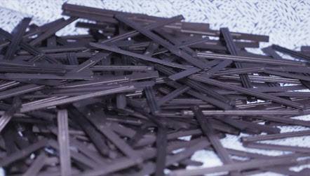 삼성전자는 폐어망 소재를 약 20% 함유한 새로운 재활용 플라스틱을 갤럭시S22 시리즈의 ‘키 브래킷(key bracket)과 ‘갤럭시 S22 울트라’ 제품의 S펜 내부에 적용했다. 키 브래킷이란 볼륨과 전원 키의 안정적인 반복 사용을 위해 지지대 역할을 하는 부품을 말한다. [삼성전자 공식 유튜브 채널]