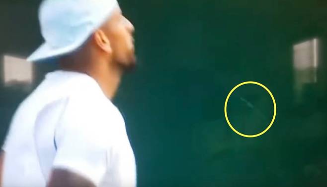 관중을 향해 침을 뱉는 닉 키리오스. [중계 영상 캡처]