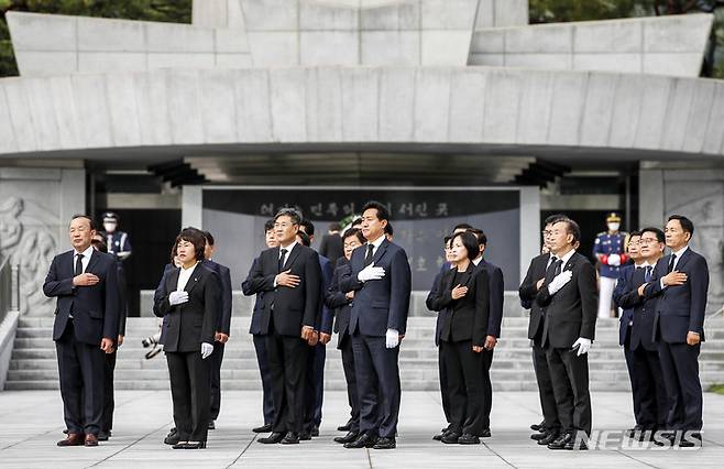 [서울=뉴시스] 정병혁 기자 = 오세훈 서울시장을 비롯한 구청장들이 민선 8기 취임에 앞서 1일 오전 서울 동작구 국립서울현충원에서 참배를 마친 뒤 나서고 있다. 2022.07.01. jhope@newsis.com