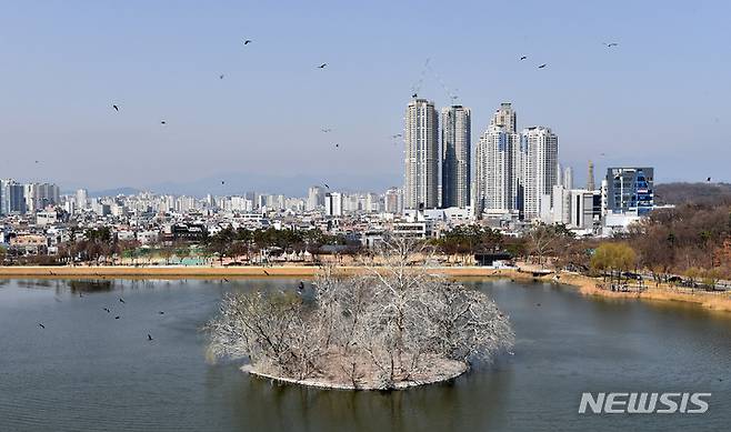 [대구=뉴시스] 이무열 기자 = 15일 오후 대구 수성못 뒤로 보이는 아파트단지들. 2022.03.15. lmy@newsis.com