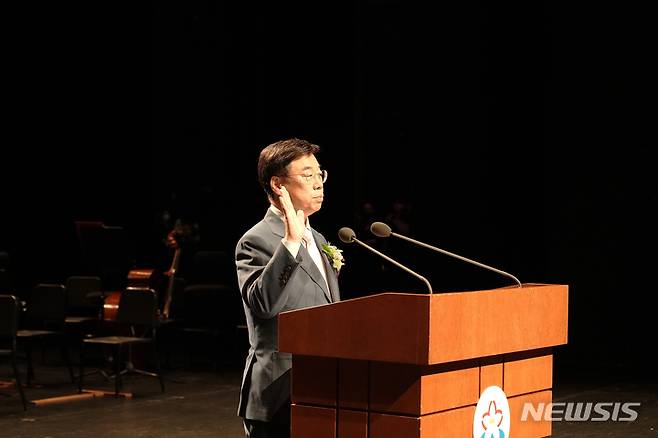 [성남=뉴시스]신상진 경기 성남시장이 민선 8기 취임식에서 선서를 하고 있다.