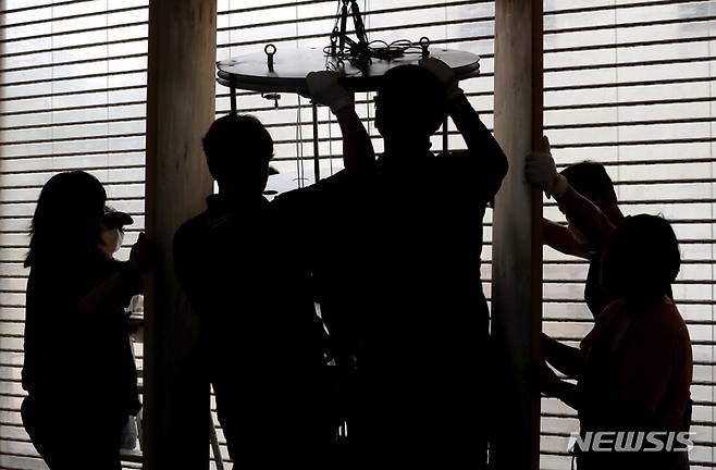 [서울=뉴시스] 박진희 기자 = 서울 종로구 토탈미술관에서 방탄소년단 팬클럽 아미(ARMY)들의 기획으로 열린 현대미술 특별전 'Beyond the Scene'(비욘드 더 신) 전시 준비를 하는 아미(ARMY). 이번 특별전 ‘Beyond the Scene’은 BTS의 노래와 활동을 7개의 키워드(#정체성, #다양성, #기억, #연대, #일상, #환경, #미래)로 재구성했으며, 키워드에 공감하는 사람들을 아미라 표현한다.  2022.07.01. pak7130@newsis.com