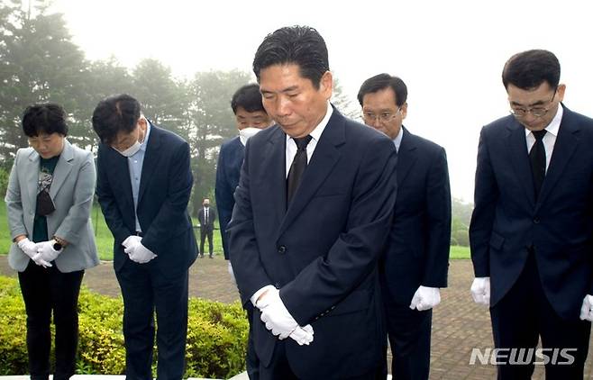 [제천=뉴시스] 이병찬 기자 = 민선 8기 임기를 시작한 1일 김창규 충북 제천시장이 시 간부 공무원들과 충혼탑을 참배하고 있다.2022.07.01.bclee@newsis.com