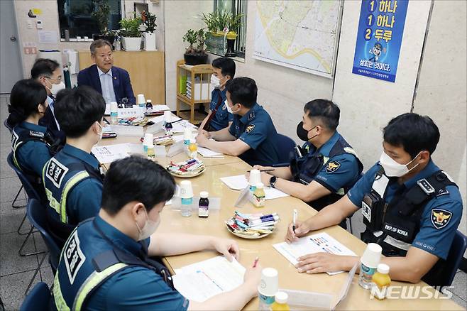 [서울=뉴시스] 최동준 기자 = 이상민 행정안전부 장관이 1일 서울 마포경찰서 홍익지구대를 방문해 경찰제도 개선 간담회를 하고 있다. (공동취재사진) 2022.07.01. photo@newsis.com