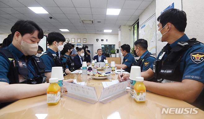 [서울=뉴시스] 최동준 기자 = 이상민 행정안전부 장관이 1일 서울 마포경찰서 홍익지구대를 방문해 경찰제도 개선 간담회를 하고 있다. (공동취재사진) 2022.07.01. photo@newsis.com