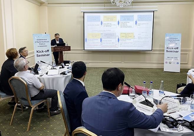 [인천=뉴시스] 김동영 기자 = 인하대병원 박현선 교수가 사업 착수보고회 참석자들에게 사업의 진행경과와 향후 계획에 대해 브리핑을 하고 있다. 2022.07.01. (사진=인하대병원 제공) *재판매 및 DB 금지