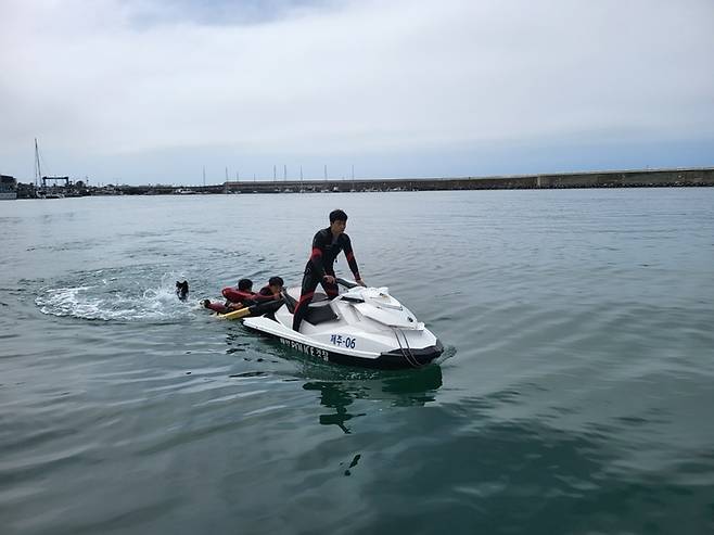 [제주=뉴시스] 오영재 기자 = 제주 해경이 해수욕장 개장 시기를 맞아 이달부터 8월까지 신속한 수난 사고 대응을 위해 해상순찰대를 전진 배치한다. (사진=제주해양경찰서 제공) 2022.07.01 photo@newsis.com *재판매 및 DB 금지