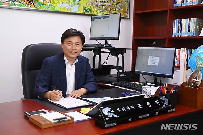 [인천=뉴시스] 정일형 기자 = 조용익 부천시장이 1일  5층 시장실에서 첫 결재를 하고 있다. (사진은 부천시 제공)