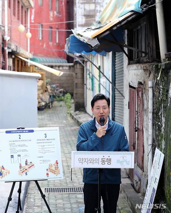 [서울=뉴시스] 김금보 기자 = 오세훈 서울시장이 1일 오전 민선 8기 취임식 직후 첫 일정으로 방문한 서울 종로구 창신동 쪽방촌에서 기자회견을 하고 있다. 오 시장은 이날 오전 8시 서울 동작구 국립서울현충원을 참배하면서 방명록에는 '약자와 동행하는 매력적인 서울 반드시 만들겠습니다'라고 적었다. 2022.07.01.kgb@newsis.com