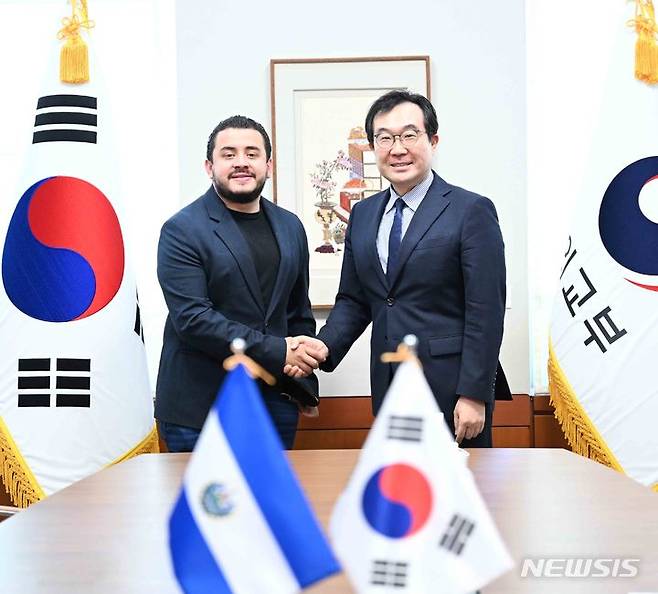 [서울=뉴시스]외교부는 이도훈 2차관(오른쪽)이 로메오 로드리게즈 엘살바도르 공공사업교통부 장관과 면담했다고 1일 밝혔다. (사진=외교부 제공) 2022.07.01.