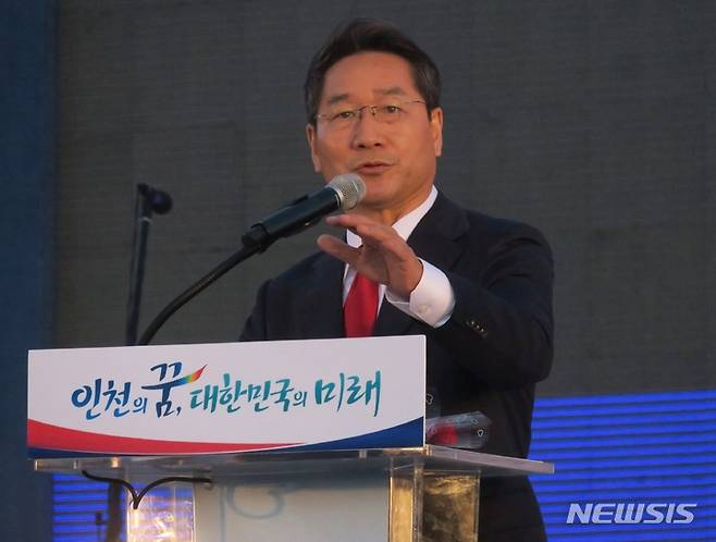 [인천=뉴시스] 김동영 기자 = 유정복 인천시장이 1일 오후 인천시 중구 북성동1가 상상플랫폼 야외공연장에서 열린 취임식에서 취임사를 하고 있다. 2022.07.01. dy0121@newsis.com