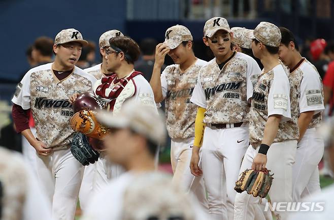 [서울=뉴시스] 조성우 기자 = 29일 오후 서울 구로구 고척스카이돔에서 열린 2022 KBO리그 KIA 타이거즈 대 키움 히어로즈의 경기, 키움이 KIA에 5-4 승리를 거두며 3연전 스윕과 5연승을 기록했다. 키움 선수들이 기쁨을 나누고 있다. 2022.06.30. xconfind@newsis.com