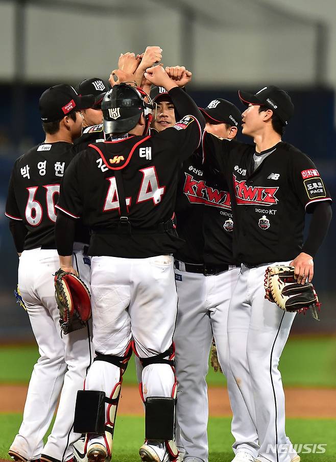 [대구=뉴시스] 이무열 기자 = 30일 오후 대구 수성구 삼성라이온즈파크에서 열린 ‘2022 신한은행 SOL KBO리그’ KT 위즈와 삼성 라이온즈의 경기, KT 선수들이 13대2로 승리한 뒤 기뻐하고 있다. 2022.06.30. lmy@newsis.com