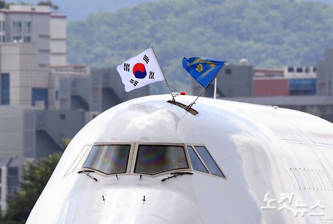 윤석열 대통령과 김건희 여사가 스페인 마드리드에서 열린 북대서양조약기구(NATO·나토) 정상회의 3박5일 간 일정을 마치고 귀국하는 1일 오전 경기 성남 서울공항에 대통령 전용기인 공군1호기가 착륙하고 있다. 황진환 기자