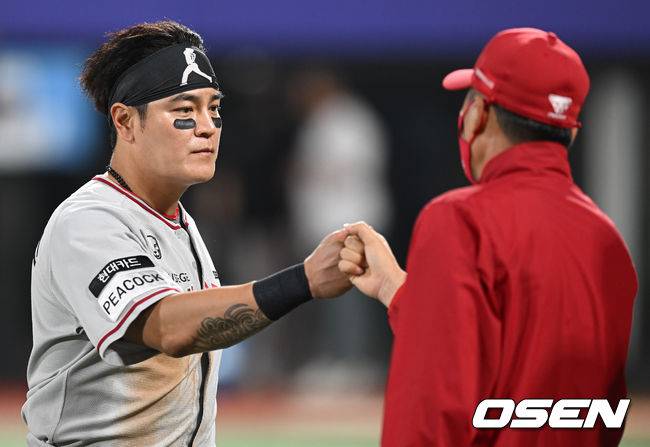 [OSEN=수원, 김성락 기자] SSG 추신수가 승리 후 김원형 감독과 하이파이브를 하고 있다. 2022.06.16 /ksl0919@osen.co.kr