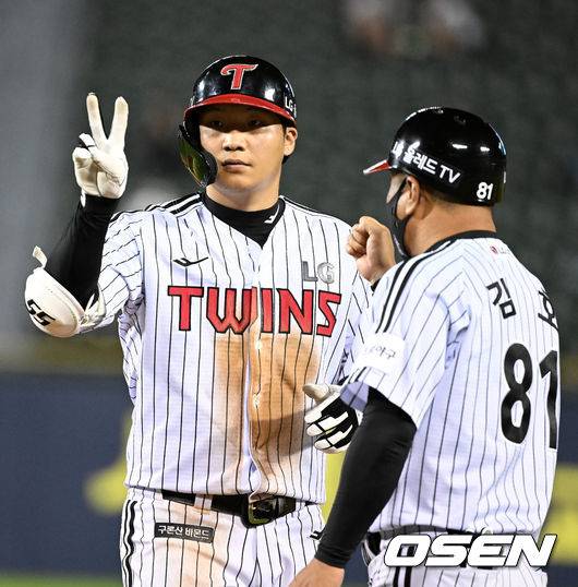 [OSEN=잠실, 지형준 기자]6회말 무사 1루에서 LG 문보경이 좌중간 안타를 날리며 세리머니를 하고 있다. 2022.07.01 /jpnews@osen.co.kr