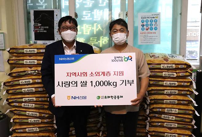 장승현 NH선물 대표이사(왼쪽)와 안승영 유쾌한공동체 대표(오른쪽)가 29일 경기도 안양시 만안구 유쾌한무료급식소에서 기념촬영을 하고 있다. NH선물 제공