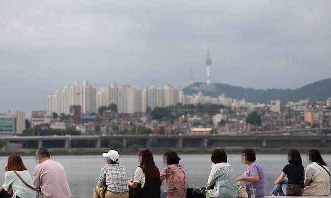 초저녁 서울 반포한강공원에서 시민들이 버스킹 공연을 보며 더위를 식히고 있다. 연합뉴스