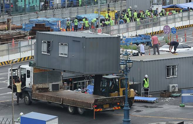 1일 서울역 광장에서 신종 코로나바이러스 감염증(코로나19) 임시 선별검사소로 쓰인 컨테이너 등 시설들이 철거되고 있다. 연합뉴스