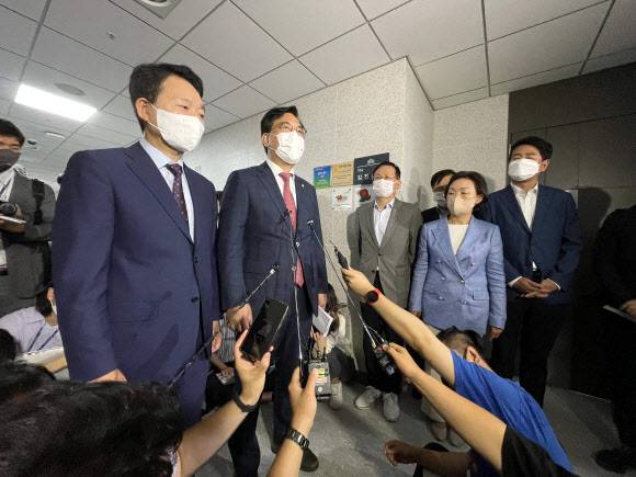 국민의힘 성일종 정책위의장과 원내부대표단이 30일 민주당의 단독 원구성 강행 시도와 관련해 국회 의원회관의 김진표 민주당 국회의장 후보자 사무실을 항의방문하고 있다.연합뉴스