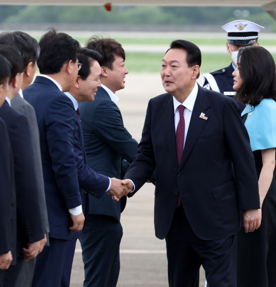 북대서양조약기구(NATO·나토) 정상회의 참석을 위해 3박5일간의 스페인 마드리드 방문을 마친 윤석열 대통령이 1일 성남 서울공항에 도착, 영접나온 국민의힘 이준석 대표, 성일종 정책위의장 등과 차례로 인사하고 있다. 2022.7.1 연합뉴스