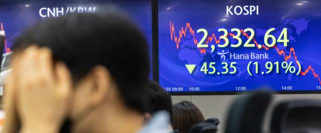 6월 30일 오후 서울 중구 하나은행 본점 딜링룸에 이날 거래를 마감한 코스피가 표시돼 있다. 연합뉴스