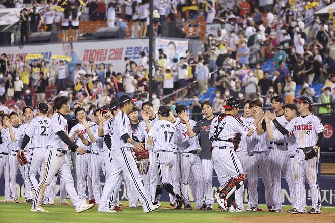LG 선수단이 1일 서울 잠실구장에서 열린 롯데와의 경기를 마친 뒤 기뻐하고 있다. 연합뉴스