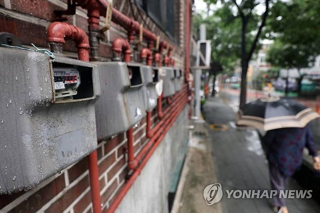 오늘부터 전기·가스요금 오른다 (서울=연합뉴스) 박동주 기자 = 오늘 공공요금인 전기요금과 가스요금이 동시에 인상된다. 사진은 지난달 30일 서울 시내 한 건물의 가스계량기. 2022.6.30 pdj6635@yna.co.kr[연합뉴스 자료사진]