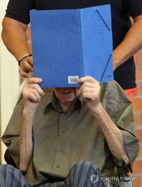 재판정에서 얼굴 가린 101세 독일 나치부역자 [AFP 연합뉴스. DB 및 재판매 금지]
