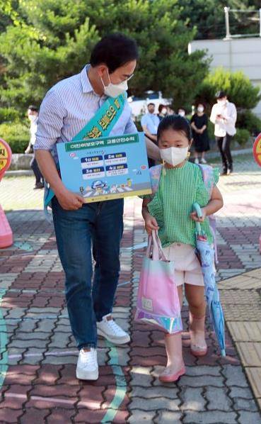 서 교육감, 초등생 등교지도 [전북도교육청 제공. 재판매 및 DB 금지]