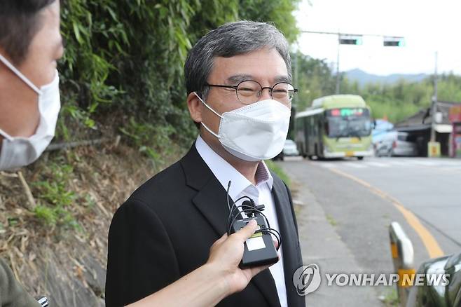 질문에 답변하는 이상직 전 의원 (전주=연합뉴스) 임채두 기자 = 지난달 30일 오후 출소한 이상직 전 의원이 전북 전주시 완산구 전주교도소 앞에서 취재진의 질문에 답하고 있다. 2022.6.30 [연합뉴스 자료사진]