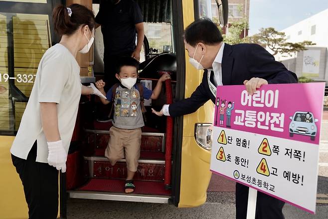 등교생 맞이하는 김지철 충남교육감 [충남교육청 제공. 재판매 및 DB 금지]