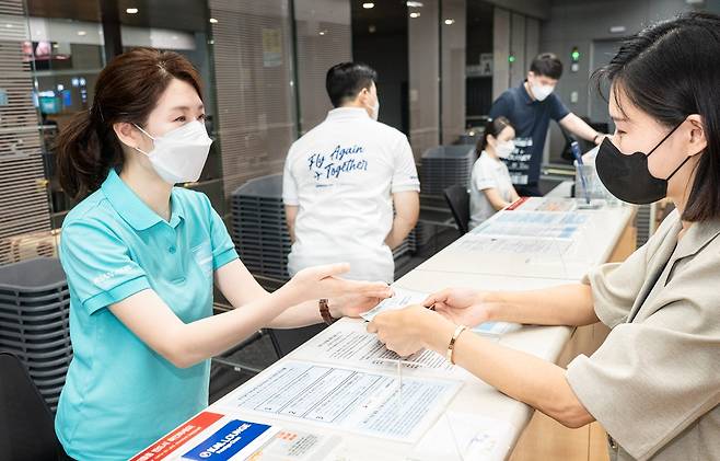 대한한공 하계 특별 유니폼 제작  (서울=연합뉴스) 대한항공 직원들이 인천공항 제2여객터미널에서 '다시, 함께, 날아' 캠페인을 위해 특별 디자인된 하계 유니폼을 착용하고 기념촬영을 하고 있다. 2022.7.1 [대한항공 제공. 재판매 및 DB 금지]