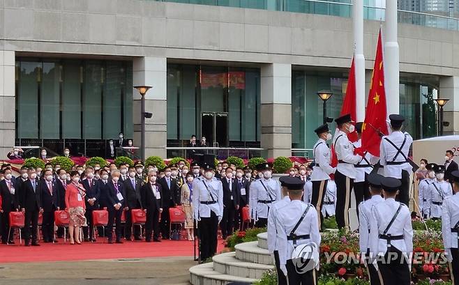 중국 국기와 홍콩 깃발 게양식 (홍콩=연합뉴스) 윤고은 특파원 = 홍콩 주권 반환 25주년 기념일인 1일 홍콩컨벤션센터에서 중국 국기와 홍콩 깃발 게양식이 열리고 있다. 2022.7.1 pretty@yna.co.kr